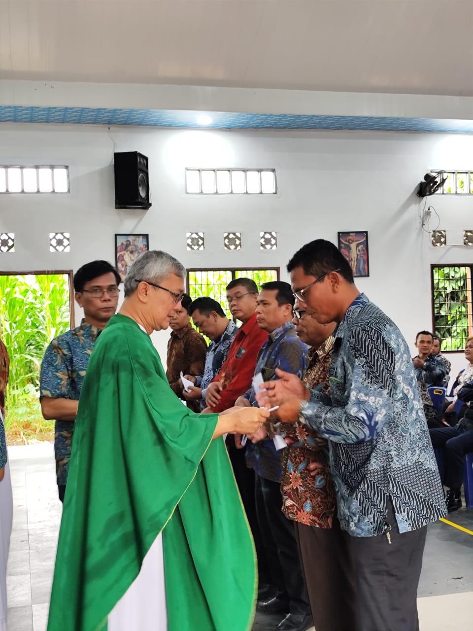 Pastor-Aaron-Memberikan-SK-Panitia-Pembangunan